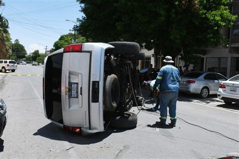 Choque en Centro de Torreón deja daños en tres camionetas y un