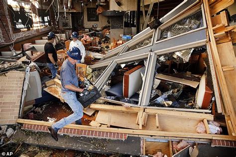 9 Dallas Area Tornadoes Cause 2 Billion In Insured Losses Daily Mail