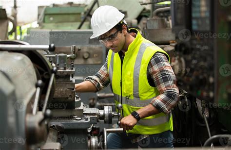 El Trabajo De Los Trabajadores En El Sitio De La Fábrica Revisa La Máquina En La Línea De