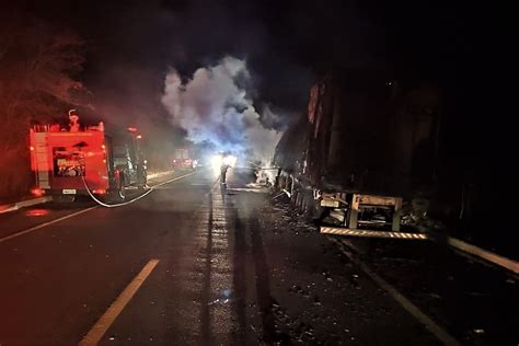 Carreta pega fogo e carga açaí é completamente destruída na BR 153