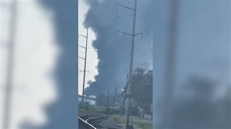 Louisiana oil refinery fire sends tower of black smoke into air, no ...