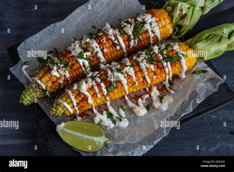 Elote Mexicana o la mazorca de maíz a la parrilla Servido con queso