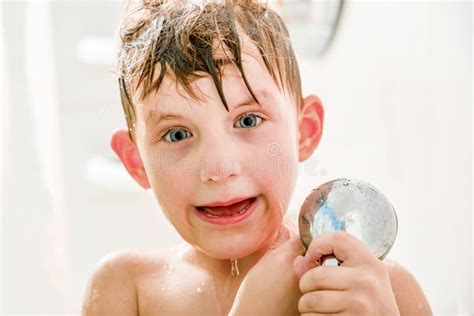 Een Kleine Jongen Baadt In De Badkamers Onder De Douche Stock