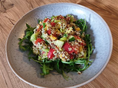 fruchtiger Quinoa Salat mit Avocado und Mango Ernährungsberatung