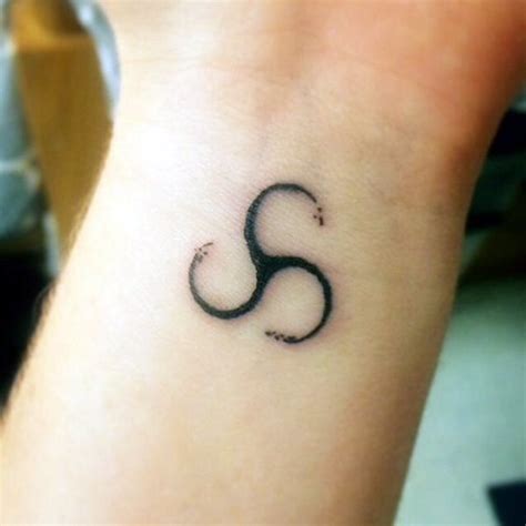 45 Tattoos Der Triskele Dreifach Spirale Und Ihre Bedeutung