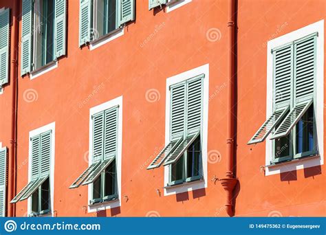 Fassade Eines Hauses In Der Alten Stadt Von Nizza Stockfoto Bild Von