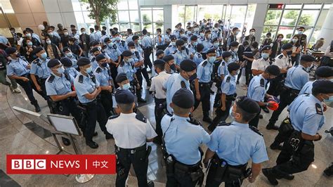 香港國安法：《蘋果日報》香港總部再次被過百名警員大搜查 5名公司董事被捕 Bbc News 中文