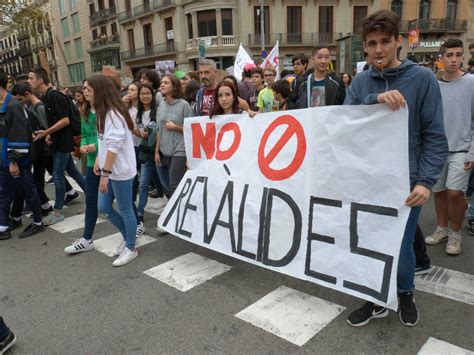 Estudiantes De Barcelona Salen A La Calle Para Clamar Contra Las Rev Lidas