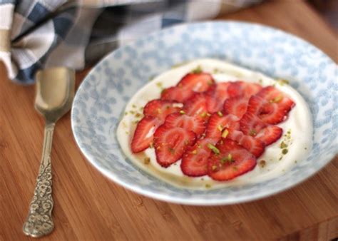 Манная каша с клубникой и розовой водой рецепт Европейская кухня