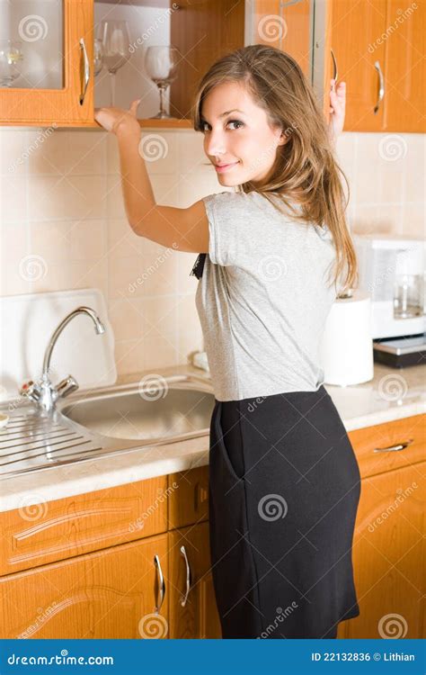 Beau Brunette Chez La Femme Dans Une Cuisine Moderne Photo Stock Image Du Glace Beau 22132836