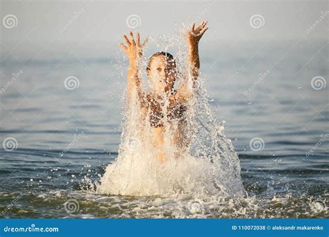 Jet Avec De L Eau Fille Ayant L Amusement Se Baignant En Mer Photo