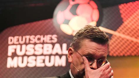 Reinhard Grindel Tritt Als Pr Sident Des Dfb Zur Ck