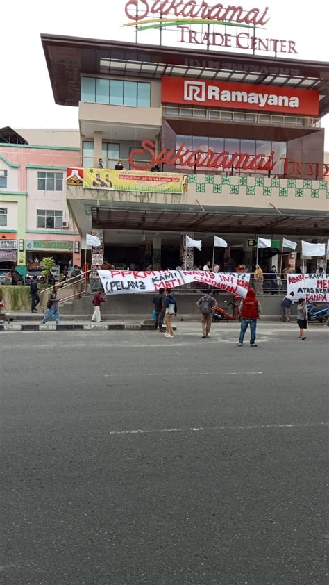 PPKM Di Perpanjang 23 Agustus Ratusan PKL Kibarkan Bendera Putih SMI