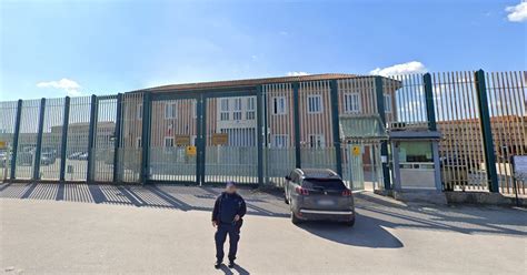 Rivolta In Carcere Ad Avellino I Detenuti Minacciano Gli Agenti Con