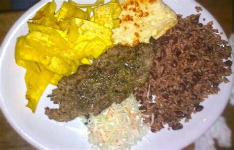 Carne Asada Con Gallo Pinto Tajadas Verdes Queso Friti Y Ensalada De