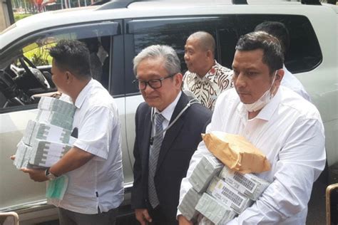 Datangi Kejagung Maqdir Ismail Bawa Uang Us Juta