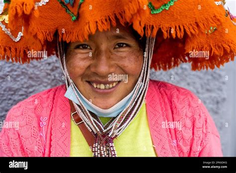 Mujer andina peruana fotografías e imágenes de alta resolución Página