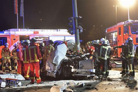 Horror Unfall In Berlin BMW Zerschellt An Ampelmast