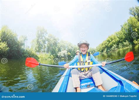 Kayak Felice Del Ragazzo Sul Fiume Un Giorno Soleggiato Durante Le