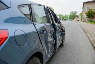 Vorfahrt Missachtet Zwei Verletzte Nach Crash Mit Lkw