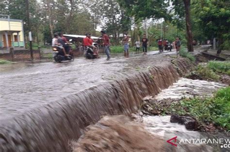 Rumah Sekolah Terendam Banjir Bandang Terjang Desa Di Sikka NTT