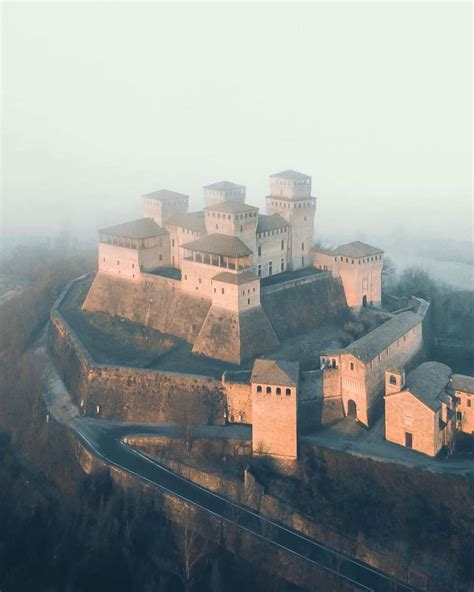 Torrechiara Castle, Italy 🇮🇹 : r/ArchitecturePorn