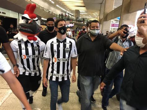 Na Rea Nacho Fern Ndez Desembarca Em Belo Horizonte Para Refor Ar O