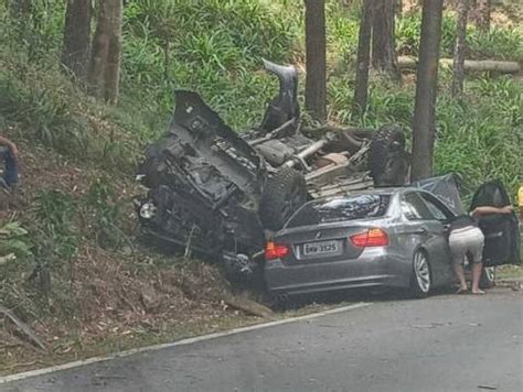 Carro Capota Na Estrada Yojiro Takaoka Em Aldeia Da Serra Folha De