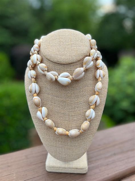 Vintage 34 Cowrie Gem