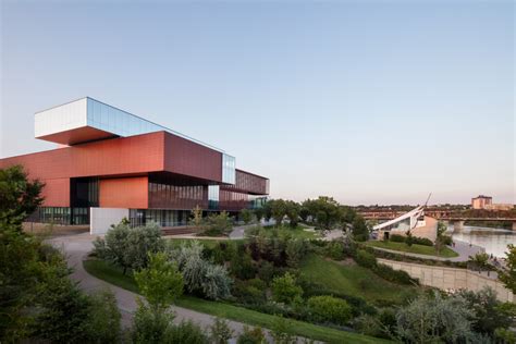 The "Bilbao effect": 20 Canadian galleries and museums empowered by ...