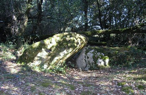 Dolmen effondré appelé la Pierre Levée de Berthe grille Pagan Places