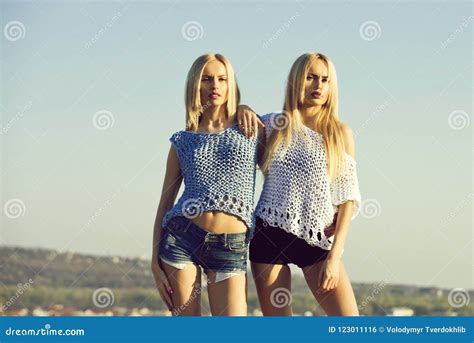 Soeurs Jumelles Filles Sexy Posant Sur Le Ciel Bleu Photo Stock