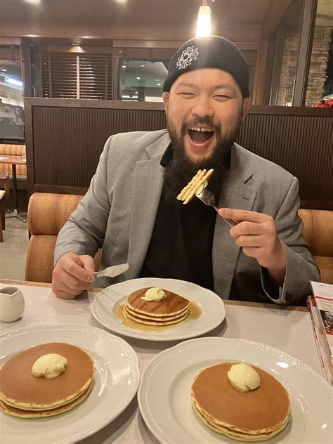 迷人‎⍟q太郎‎ On Twitter Rt Greatokhan これがロイホのパンケーキ食った人の顔である🥞 合格💮