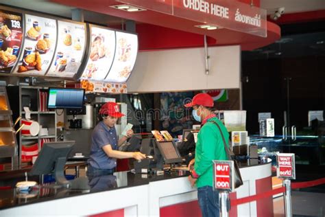 Продажи зона самообслуживания и в ресторане Kfc в Таиланде. Жареная ...