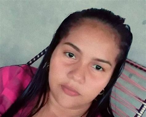 Jovem de aproximadamente 32 anos é encontrada morta dentro de sua