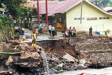 Terima DSP Pemkot Padang Panjang Segera Bangun Jalan Rusak Akibat