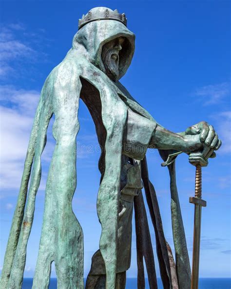 Estátua Do Rei Arthur Ou Gallos No Castelo Tintagel Na Parede Foto