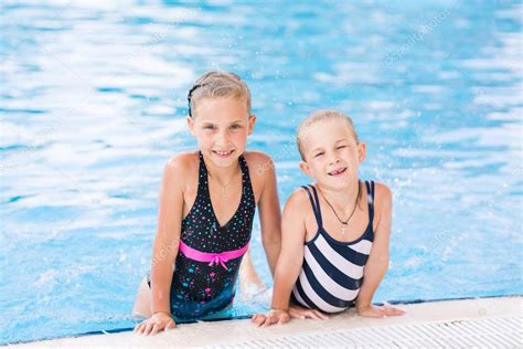 Zwei Niedliche Kleine Mädchen Im Schwimmbad — Stockfoto © Len44ik 50303769