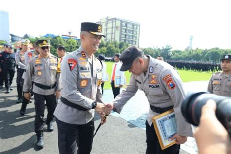 Kapolda Jatim Beri Penghargaan Personel Dan Asn Berprestasi Antara