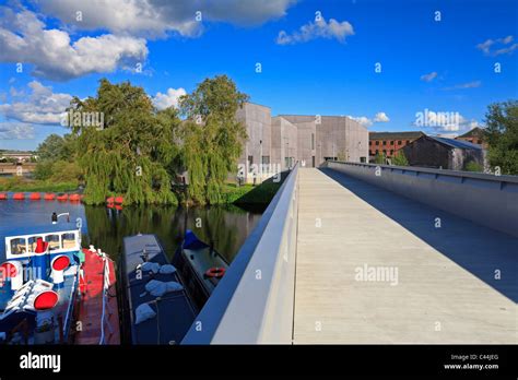 The Hepworth Wakefield And Walkway Over The River Calder Wakefield