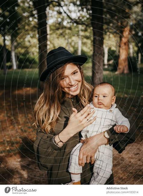 Gl Ckliche Familie Mit Baby Beim Ausruhen Im Park Ein Lizenzfreies