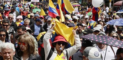 Miles De Colombianos Protestan Contra El Gobierno Al Grito De Fuera Petro