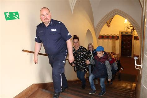 Tłum przed Komendą Wojewódzką Policji w Szczecinie