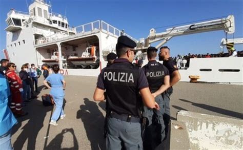 Sbarco Di Migranti Fermati Due Presunti Scafisti Egiziani Quicosenza