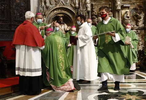 En imágenes el arzobispo de Zaragoza Carlos Escribano recibe el