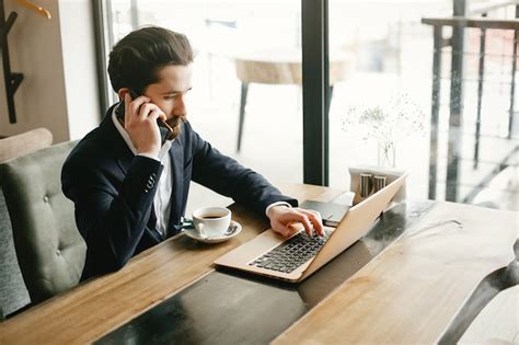 Elegante Hombre De Negocios Trabajando En Una Oficina Foto Gratis