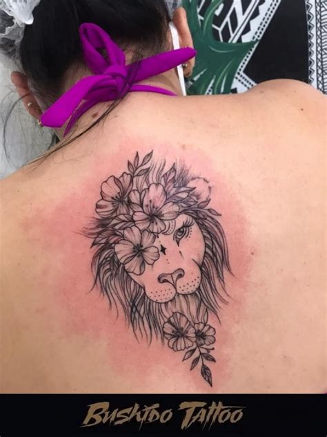 Tatuagem Ornamental de Leão Lion Floral nas Costas Uma