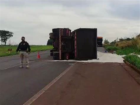 Carreta Carregada Calc Rio Tomba Na Br E Deixa A Pista