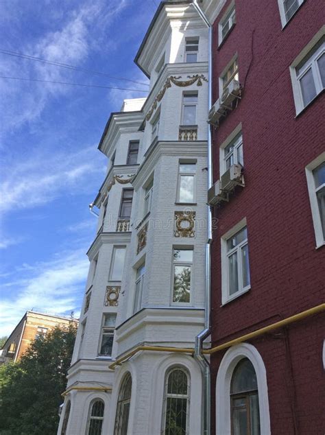 Edificio De Apartamentos Viejo En Mosc Rusia Imagen Editorial