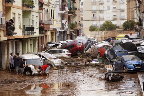 Inondations Meurtri Res Causant Au Moins Morts Et Plusieurs